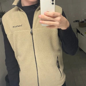 Fleeceväst - Säljer min sjukt snygga fleeceväst från Timberland. Använda sparsamt. Bra skicka inga defekter. Bara att skriva vid frågor och funderingar.