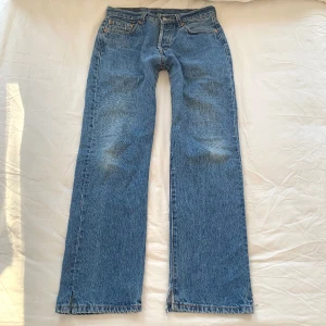 Levis jeans - Raka och midwait • Midjemått: 39 • Innebenslängd: 75