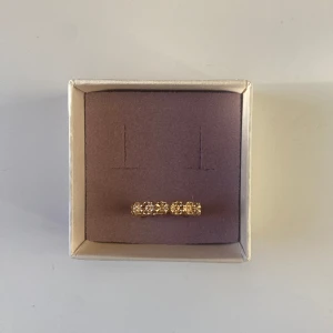 Ring - Så gullig ring med blommor ingraverat som tyvärr inte kommer till användning. Sparsamt använd så i väldigt bra skick💗 Köparen står för frakt. 