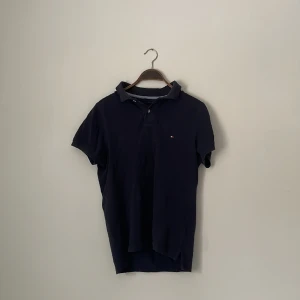 Tommy hilfifiger piké  - Fin tommy hilfiger piké. Mörkblå och i bra skick! Hör av er kring köp!