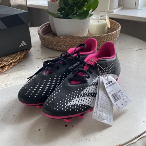 Adidas predator accuracy.4 - Helt nya oanvända fotbollsskor från adidas i strl 39 1/3. Prislapp kvar, nypris 649kr! Skriv om du undrar något!🩷