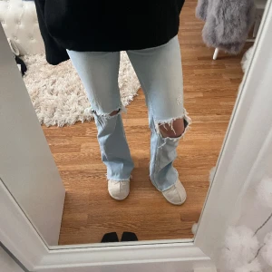 Ljusblå zara jeans  - Ljusblå zara jeans, köpta på Sellpy. Säljer då de tyvärr inte passar mig så bra och kommer ej till användning. ☺️