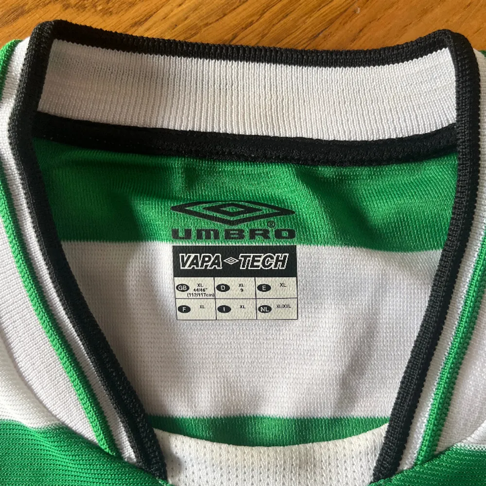 Celtic fotbollströja från 2003, den köptes i samband när Celtic mötte Gais i en träningsmatch under Henke Larssons storhetstid. Storlek XL samt inga flaws, 10/10 skick! . T-shirts.
