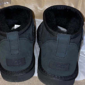 UGGs storlek 43 - UGGs classic mini II i storlek 43. Sparsamt använda ett fåtal gånger, säljer då jag har andra vinterskor och dessa bara ligger på hyllan.  OG box medföljer  Skriv gärna vid frågor eller för fler bilder :)