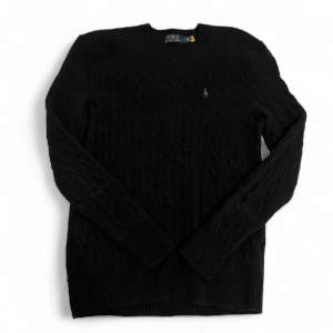 Säljer denna fina Ralph Lauren tröja med 10% Kashmir i. Storlek L men sitter som M. Använd men mycket fint skick, köp för endast 699kr!