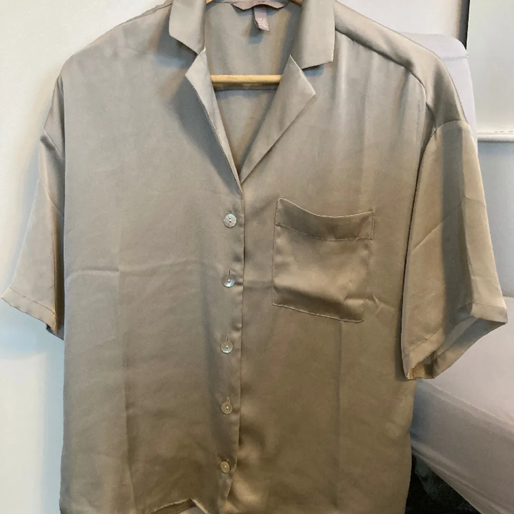 Blus / skjorta med kort ärm i storlek XS. Köpt från H&M. I mycket fint skick. . Blusar.
