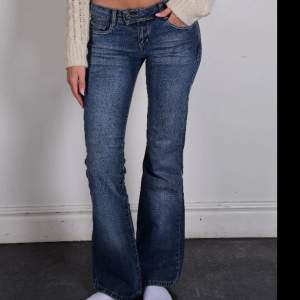 Lågmidjade jeans med cool detalj,  Midjemått: 37 cm Innerbenslängd: 81 cm