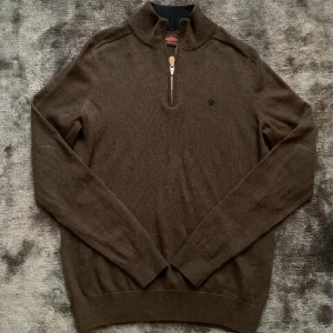 Morris merino zip - Säljer min Morris half zip av 100% merinoull i storlek M. Jätte bra skick utan hål märken etc..