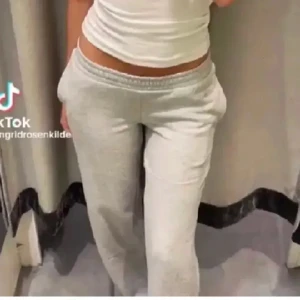 Lågmidjade mjukisar - Säljer dessa jätte mysiga mjukis byxorna då jag inte använder den längre och behöver mer plats!😇 För frågor är det bara att skriva!💓