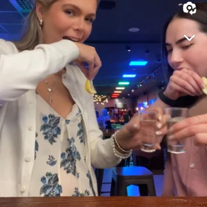 Linne - Säljer detta fina linne som jag brukar ha under en vit kofta! Fint mönster med blåa blommor på, storlek S!💞