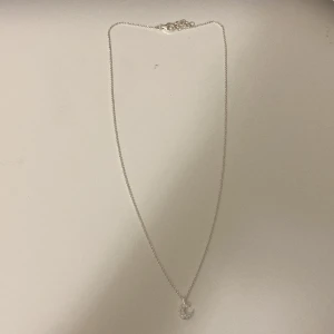 Silverhalsband - Äkta halsband med måne motiv, inga skador eller liknande och knappast använt 💕(#70)
