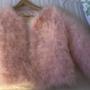 Rosa jacka  -  Häftig Rosa fågeljacka, fint skick , VÄLDIGT liten i storleken, skulle säga passar s/m