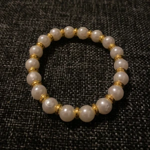Armband - Ett guld o vitt armband som är mycket töjbart🥰
