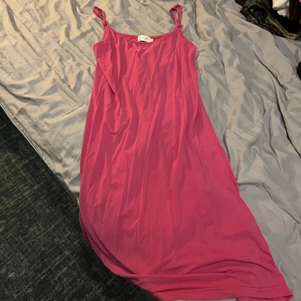 Fin rosa klänning, nopprig men borde gå bort i tvätt . Klänningar.