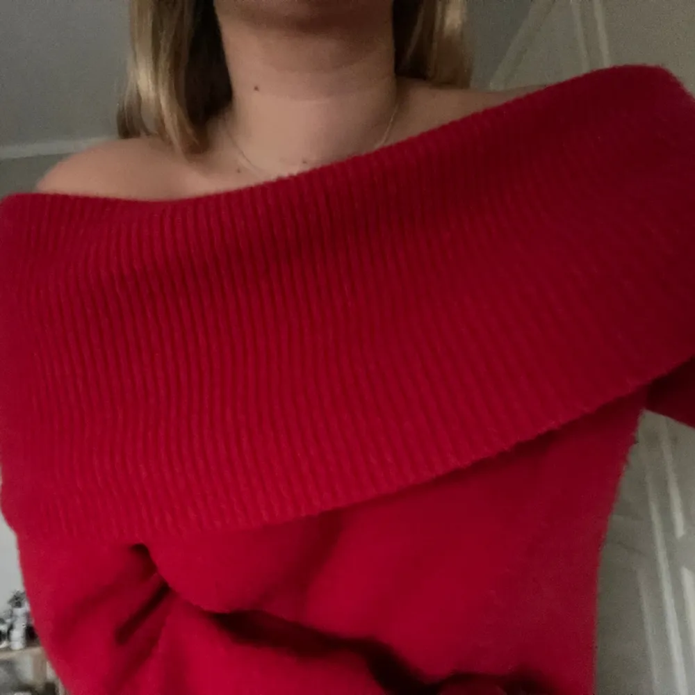 Röd off shoulder tröja från bikbok i storlek XS. Köpt för mindre än en månad sen. Använd 1 gång. . Tröjor & Koftor.
