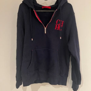Carolina herrera hoodie - Carolina herrera hoodie, nypris 4000, kvitto finns, 100% äkta. 