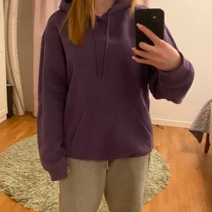 Hoodie  - En lila hoodie från hm i gott skick. Den är flitigt använd men har tagits väl hand om. Köpare står för frakten.💕