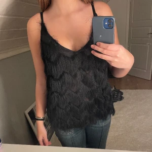 Linne - Skitsnyggt svart v-ringat linne från H&M i S/M. Använd ett par få gånger och inga defekter 💗🌸🌟