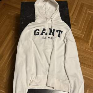 Gant tröja köpt på gant butiken i Göteborg. Varit för stor för tröjan så använd Max 5 gånger inga defekter utan grymt skick!