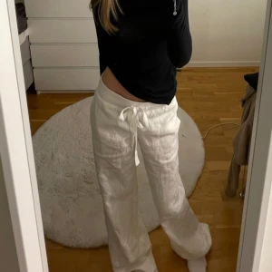 Alobha label  - Vita linnebyxor i strl xs 🫶 (väldigt många skriver hinner inte kolla allt)