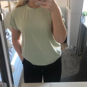 T-shirt - Ljusgrön t-shirt från weekday. Sällan använd.🤍