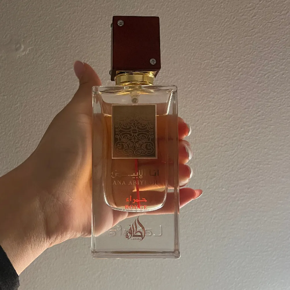 60 ml parfym som basically är en baccarat rouge 540 dupe. Känd på TikTok. ”Arabisk parfym”. Övrigt.