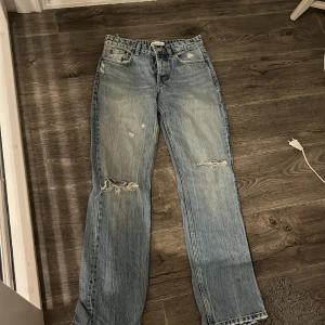 Midwaist Jeans med hål ifrån zara - Jeans med hål i ifrån zara, mycket fint skick.  Storlek 34. Köparen står för frakten
