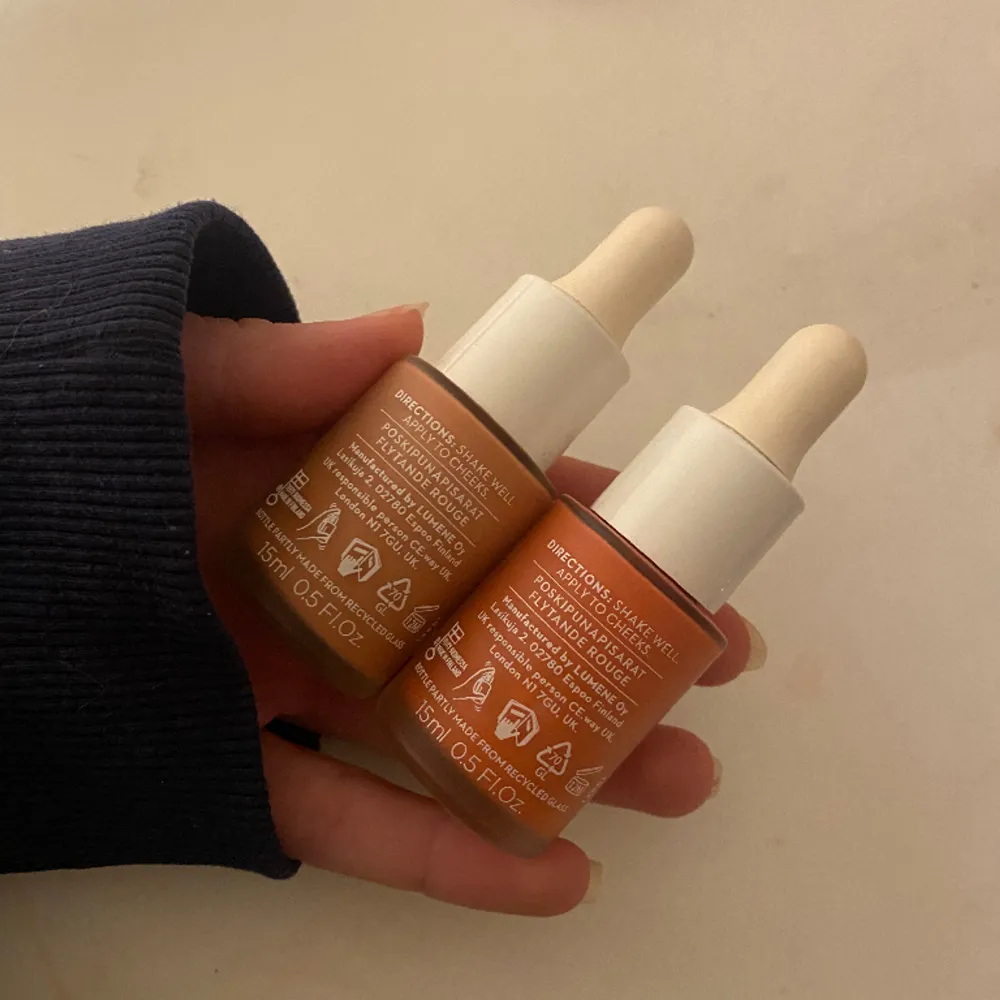 Två lumene liquid blush som aldrig använts inte ens testade, säljer de för 100kr styck. Färgerna syns dåligt i ljuset men den lite brunare blushen är också mycket fin🙌. Accessoarer.