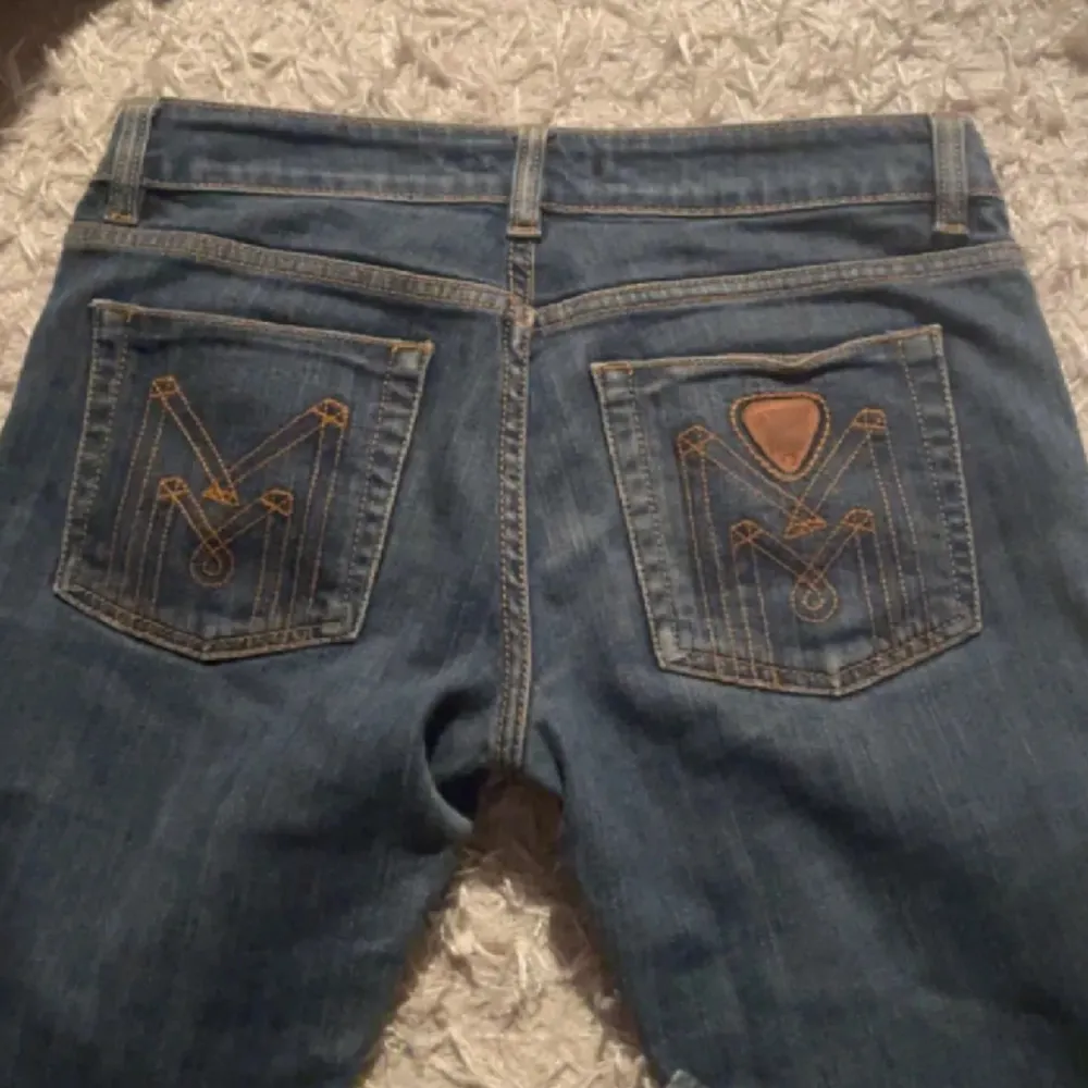 Super fina utsvängda mörkblå jeans som tyvärr var för långa på mig🫶🫶 skriv om du har några frågor elle vill ha måtten💗💗(Lånade bilder från förra ägaren)Det står inte men skulle uppskatta att de är runt storlek S eller xs. Jeans & Byxor.