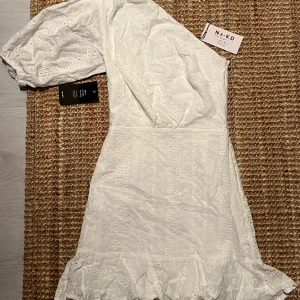 Klänning - Klänning som var tänkt till studenten men köpte en annan så denna är endast testad.  Bra att veta: kort på mig som är 167.  Dragkedja i sidan  Slut på hemsidan  Köparen står för frakten 