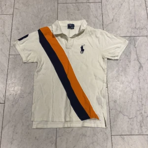 Ralph Lauren polo - Säljer en ralph lauren polo/rugby tröja i barnstorlek xl-20 (ungefär s-m) i gott skick. Perfekt inför sommaren!