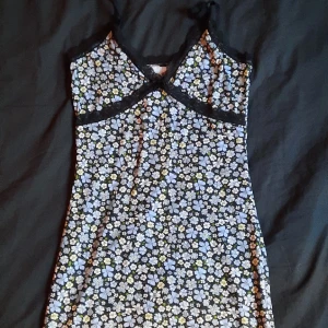 Nattlinne med spets - Blommigt nattlinne med svarta spetsdetaljer! Kan även användas som en kort klänning om känner för nåt lite sexigt;) Tunt och mjukt tyg. 