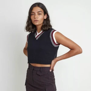 Stickad väst - Köpt för ca ett år sedan och har enbart används ett fåtal gånger. Orginalpris var 500 kr. (skriv för fler privata bilder)