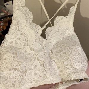 sommar top med pads  - pads inne i tröjan så man kan använda den utan bh!