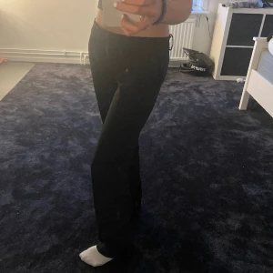 Lågmidjade kostymbyxor BikBok - Köpta för mindre än ett halv år sedan.  Perfekt längd för mig som är 165-168cm och passar hyfsat bra i midjan. Säljer för att jag tycker dom är pösiga och skulle behöva en mindre storlek💞 Köparen står för frakt!