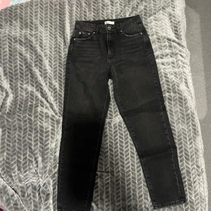 Samma jeans som i föra bilden bara att den här är i mindre storlek - Passar för dig som har Xs och S 