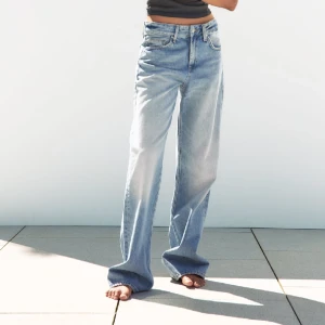 Baggy  - Jeans wide leg från Zara storlek 38!! Använd få gånger & är i jätte bra skick 💋