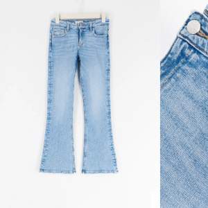 Säljer nu mina blåa jeans ifrån Gina tricot Young i storlek 158. Nypris 299.95 och säljer för 75 kr!