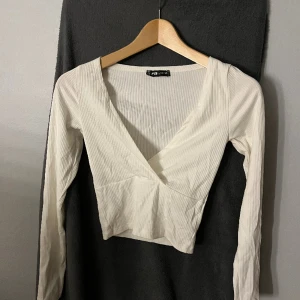 Långärmad v ringad topp🤍 - I nytt skick!🤍
