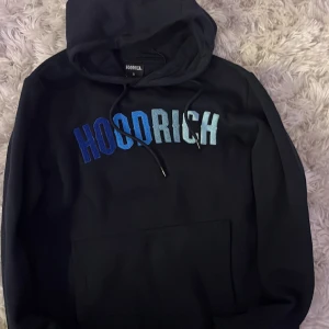 Hoodrich mörk blå hoodie  - Säljer denna mörk blåa hoodrich koftan 