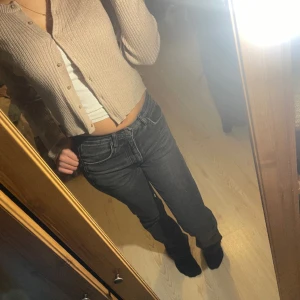 Low waist boutcut cut - Byxorna är ifrån Zara i bra skick😊 Kommer inte till användning därför säljer jag de❤️