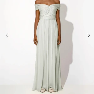 Balklänning - INTRESSEKOLL på min balklänning från bymalina. I nyskick och bara provad ( hade en annan på balen ). Storlek S. Nypris 3800kr - pris kan diskuteras🤍💚