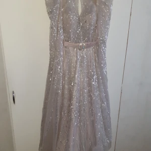 Festklänning  - Jätte fin festklänning ärmar är avtagbara köpt för 8500 färgen är ljuslila storlek passar storlek 36 litet 38 priset kan diskutera vid snabb affär 