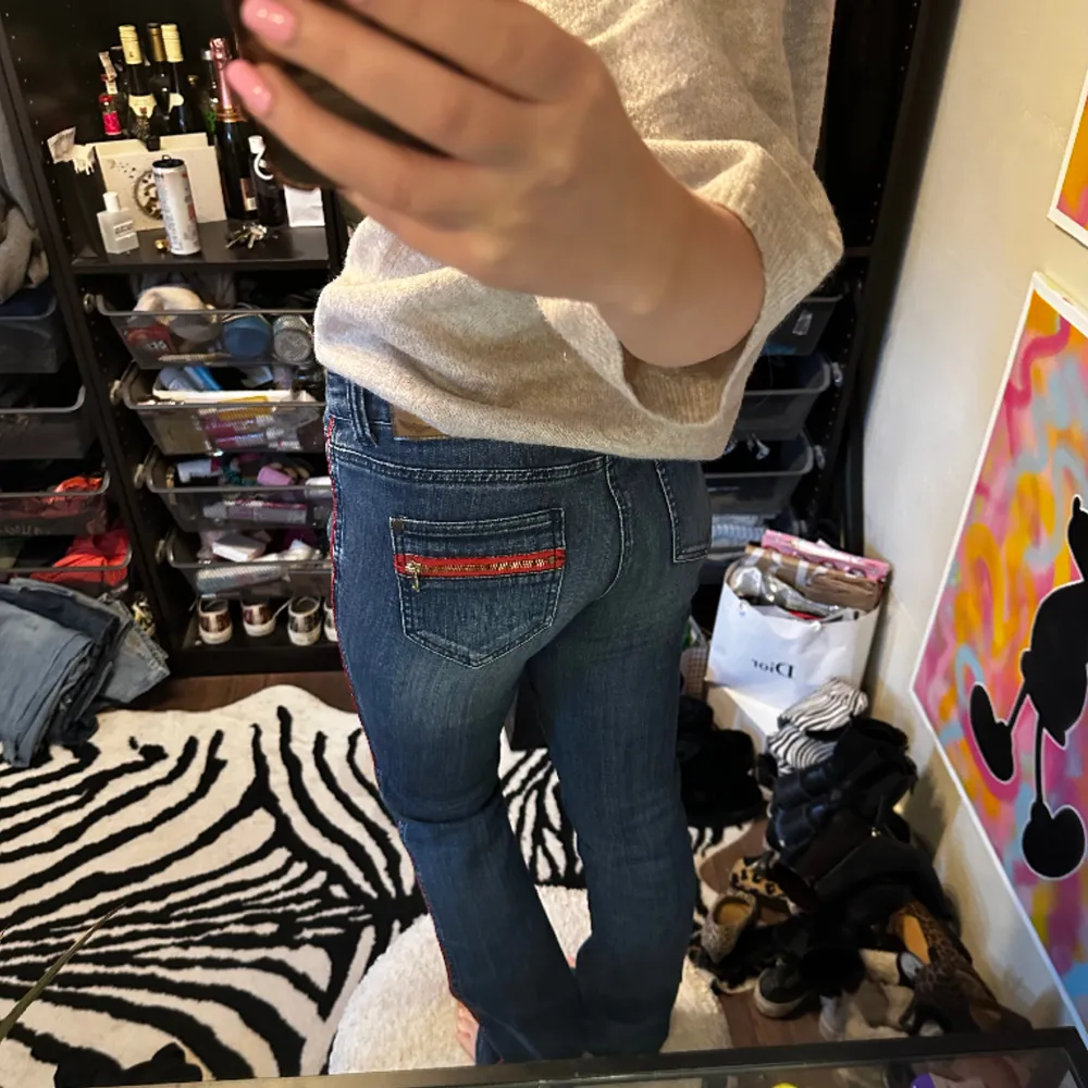Så coola raka jeans från Arizona med röda detaljer på sidan samt bakfickan, kommer tyvärr inte till användning. Storlek 36, fint skick och inga defekter. Jeans & Byxor.