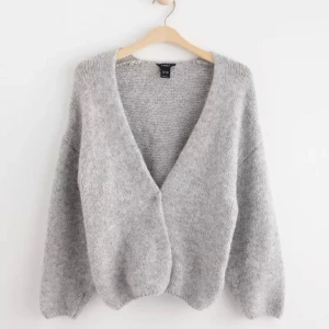 Stickad cardigan - Säljer den här jättefina koftan från lindex i storlek xs/s. Jättefint material och är använd ett fåtal gånger ❤️