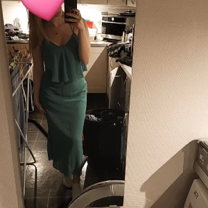 Klänning - Grön långklänning med fin korsad rygg. Riktigt fin till midsommarfirande eller andra sommar firande. Den är mer grön i verkligheten än på bilden. Hör av dig om du ha funderingar🥰