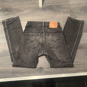 Levis jeans 501  - Fint skick inga defekter eller skador förutom ett par trådar som saknas nedanför rumpan som inte syns äkta såklart