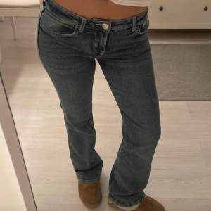 Low waist jeans från H&M. Väldigt populära! Lägger ut dem igen, pågrund av oseriös köpare.