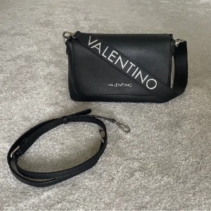 Valentinoväska  - Säljer min snygga valentinoväska. Ganska rymlig och använd få gånger så den är i bra skick. Skriv privat för fler bilder och info eller köp direkt💕