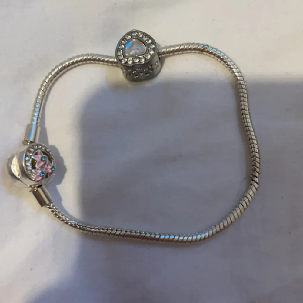 Säljer mitt Pandora armband vet int om de är äkta eller dupe därav int så högt pris me berlocken de finns inget kvitto  men köp skrev vi köp nu skriv vid fler frågor🫶🏻💕. Accessoarer.